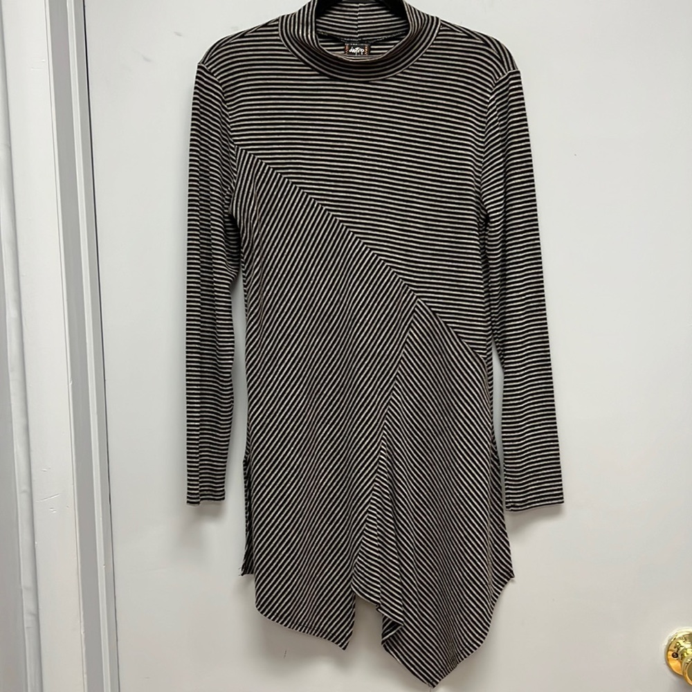 NWT Daytrip Asymmetrical Hem Split Side Striped Tunic